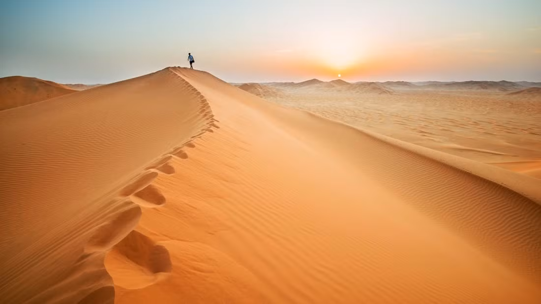 7. Oman: Quốc gia nằm ở bờ biển phía đông nam bán đảo Arab này không chỉ có eo biển Hormuz nơi có những ngọn núi cao tới 2.000m. Đến Oman, du khách có cơ hội tham quan Phố Trống, một vùng hoang mạc rộng lớn nằm ở ranh giới Oman và Yemen, Saudi Arabia và UAE.