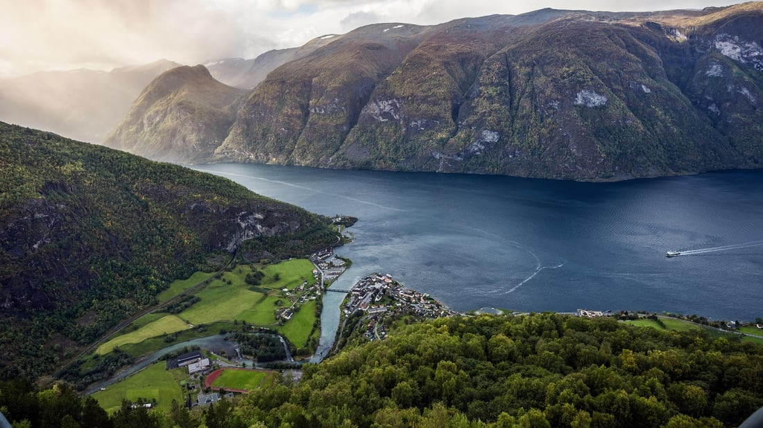 2. Na Uy: Quốc gia Bắc Âu này vốn nổi tiếng với những vùng vịnh hẹp, sông băng, núi non và làng quê đẹp như tiên cảnh, rất thích hợp cho các hoạt động ngoài trời.
