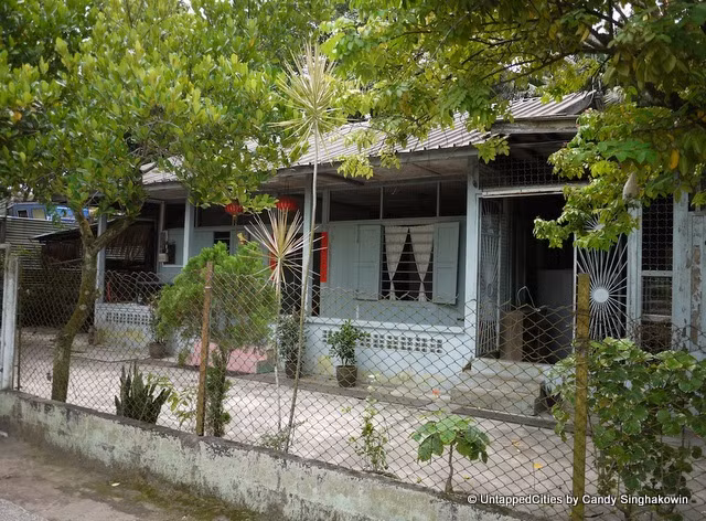 Trước những năm 2000, những ngôi nhà ở làng Lorong Buangkok không hề có rào chắn. Tuy nhiên, khi du lịch phát hiện, người dân ở đây phải rào chắn lại để tránh sự hiếu kỳ của các du khách.