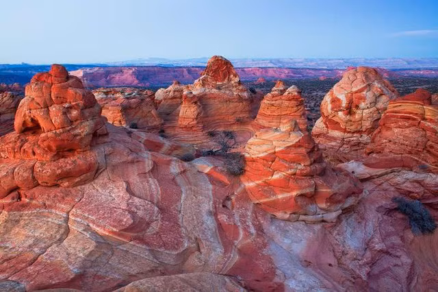Đài tưởng niệm Quốc gia Vermillion Cliffs, Arizona, Mỹ: Những ngọn núi màu sắc tại đây còn có tên là "Sóng" nhờ độ cong độc đáo, lớp lớp chồng lên nhau tạo ra các dải màu đỏ, cam, hồng...