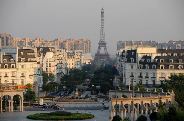 Cư dân ở Hàng Châu, Trung Quốc, không cần phải tới thăm Paris (Pháp) mà vẫn có thể ngắm tháp Eiffel “nhái”.