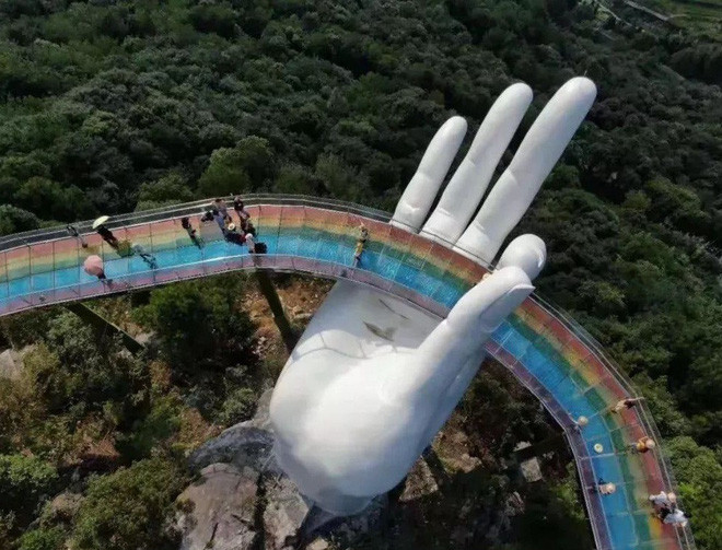 Cộng đồng mạng cũng từng xôn xao vì công trình "đạo nhái" Cầu Vàng nổi tiếng của Việt Nam. Được biết, cây cầu này có tên là Thái Hồng Tiên Thủ thuộc khu du lịch Cổ Khê Tinh Hà thuộc huyện Vưu Khê, thành phố Tam Minh, tỉnh Phúc Kiến.