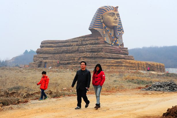 Công trình "nhái" Tượng Nhân sư tại công trường xây dựng Công viên Sáng tạo Phim hoạt hình Du lịch Quốc tế Vạn Châu Trường Thành.