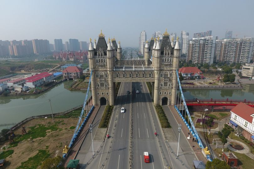 Bản sao Cầu Tháp của London (Anh) nằm ở Tô Châu ở tỉnh Giang Tô, Trung Quốc. Đây là một trong những địa danh nổi tiếng bị “đạo nhái” ở Trung Quốc trong nhiều năm qua.