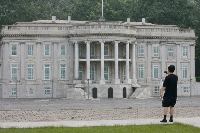 Bản sao của Nhà Trắng đặt tại Công viên Thế giới Bắc Kinh, thu hút nhiều khách du lịch trên thế giới tò mò đến xem và chụp hình.