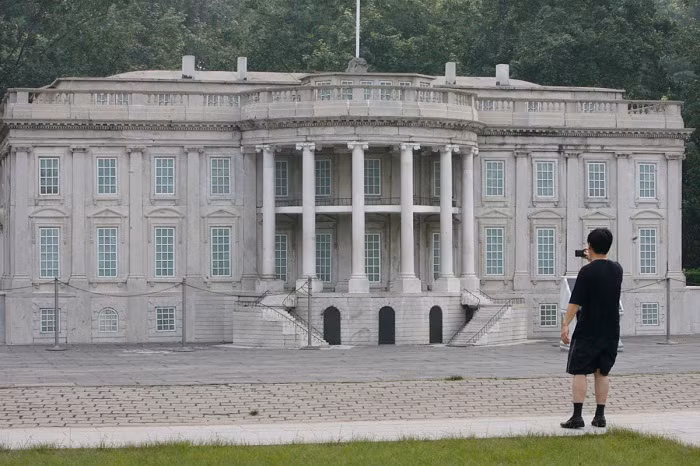 Bản sao của Nhà Trắng đặt tại Công viên Thế giới Bắc Kinh, thu hút nhiều khách du lịch trên thế giới tò mò đến xem và chụp hình.