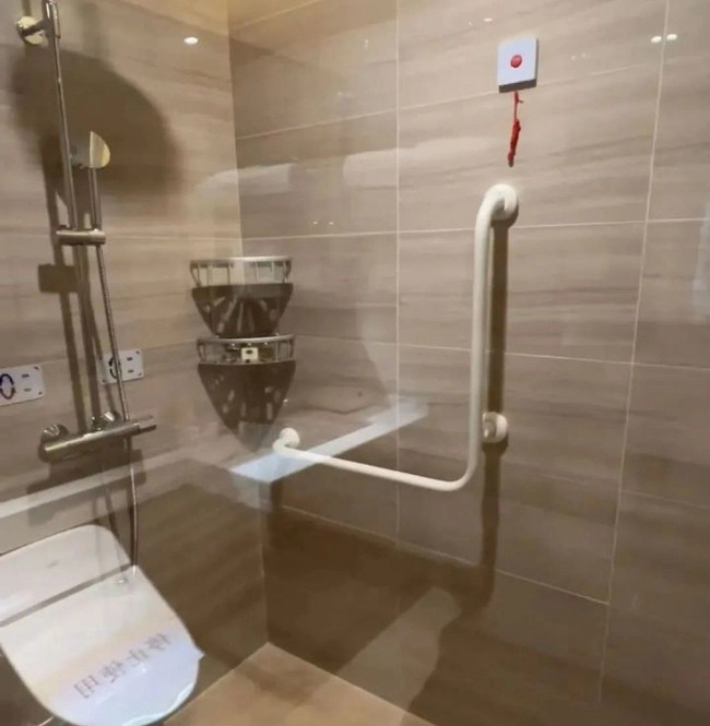 Đặc biệt, nhà vệ sinh trong chung cư dưỡng lão này được lắp đặt bồn cầu tự động, gian phòng tắm có tay vịn êm ái và nút báo khẩn cấp.