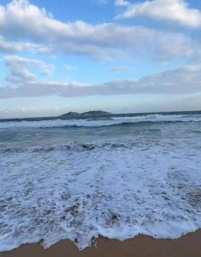 Hơn nữa, chung cư rất gần bãi biển, ông bà chỉ cần đi bộ vài phút đồng hồ có thể ngắm biển mỗi ngày. Ảnh: Zhihu.