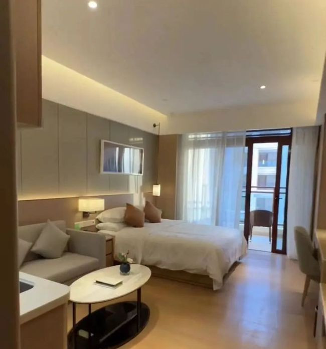 Những khách hàng sống trong chung cư dưỡng lão cao cấp ở Tam Á sẽ được nghỉ ngơi trong phòng ngủ xa hoa như khách sạn 5 sao. Đồ dùng điện và nội thất vô cùng cao cấp, thậm chí còn có cả tủ lạnh kiểu mini tiện dụng, két sắt loại nhỏ.