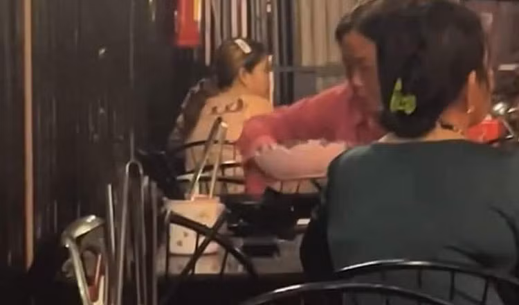 Di an buffet, nguoi phu nu bi bat qua tang trom 10kg do an