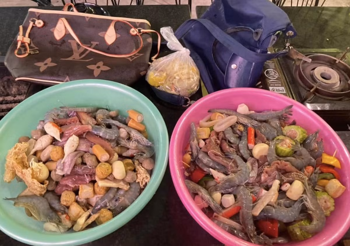 Di an buffet, nguoi phu nu bi bat qua tang trom 10kg do an-Hinh-2