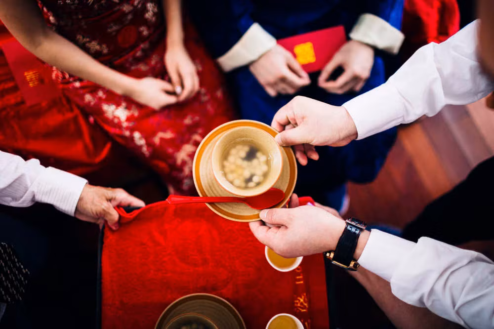 Bi ep cuoi nguoi thieu nang, co dau khoc nghen