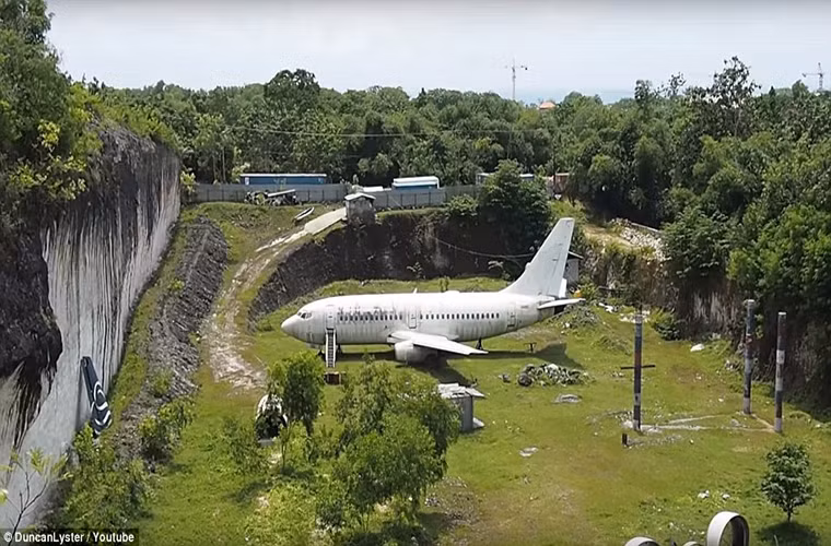 Chiếc máy bay hiện đã được sơn màu trắng xóa, không có nhận dạng hay nhãn hiệu nào.