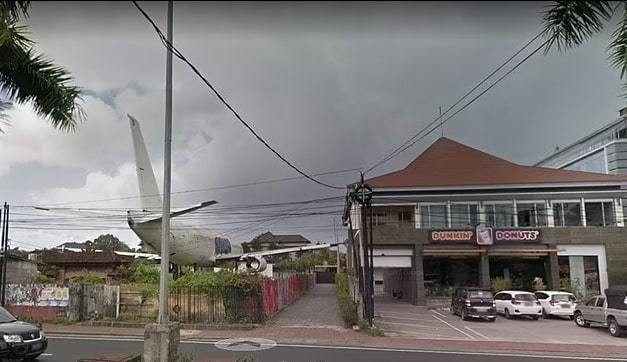 Được biết, đó không phải là máy bay Boeing 737 kỳ lạ duy nhất trên đảo Bali. Ngay cạnh cửa hàng Dunkin Donuts gần đó là một chiếc máy bay bỏ hoang, điểm thu hút khách du lịch đến chụp ảnh.