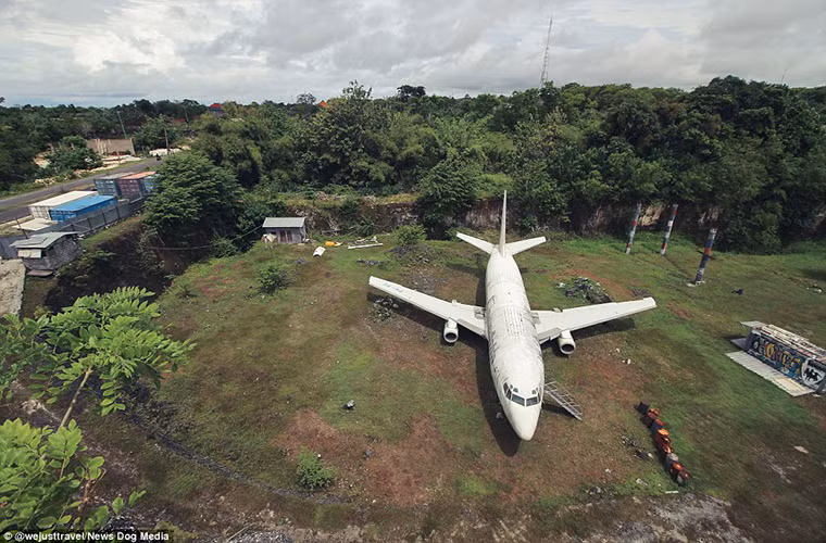Người dân địa phương thậm chí không biết chiếc máy bay này được đưa tới đây bằng cách nào và không có ai sử dụng nó với mục đích rõ ràng.
