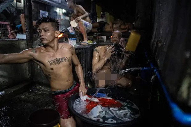 Ngay cạnh khu ăn uống là nơi các tù nhân làm vệ sinh cá nhân. Họ phải tắm trong chính thứ nước mà họ vừa dùng để giặt quần áo.