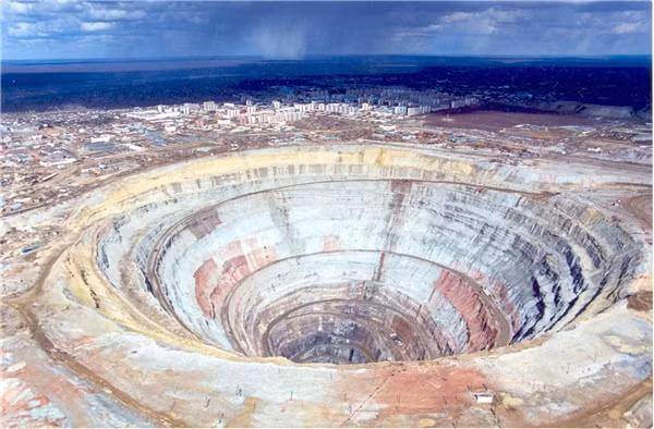 Trong nhiều năm sau đó, mỏ kim cương này bị bỏ hoang. Vùng trời phía trên nó cũng bị hạn chế, vì độ sâu tuyệt đối của mỏ khiến máy bay nhỏ và trực thăng có thể bị hút vào.