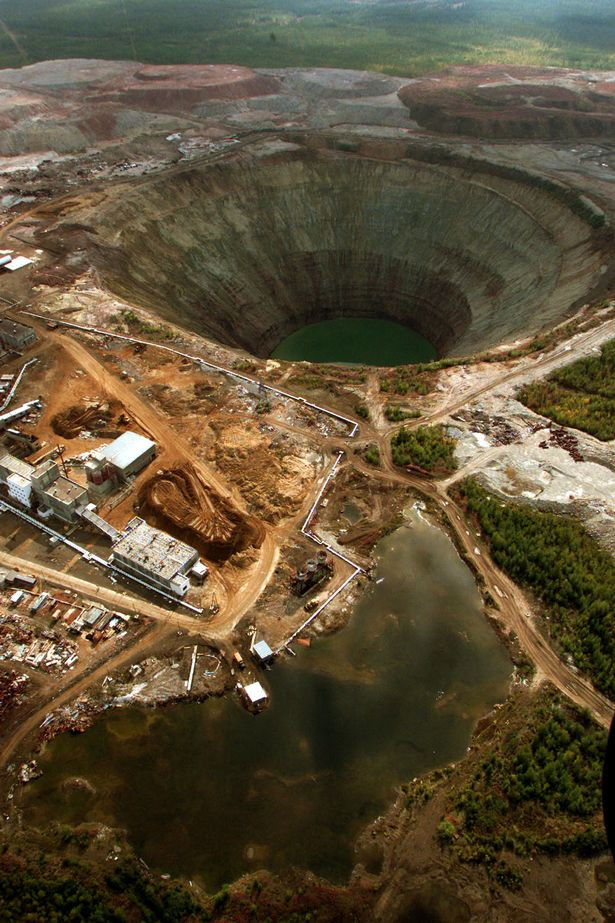 Những năm 1950, để đáp ứng nhu cầu của Liên Xô về kim cương sau Chiến tranh thế giới thứ hai, Stalin đã ra lệnh xây dựng mỏ. Nhóm các nhà địa chất đã tìm kiếm khắp đất nước và phát hiện kim cương trong khu vực Mirny khi đang sàng lọc lớp trầm tích.