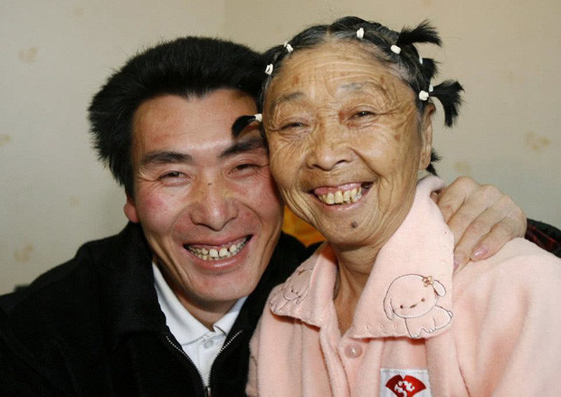 Hon nhan vien man cua cap doi ba chau chenh nhau 32 tuoi