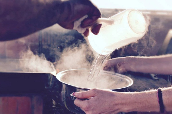 Tạt nước sôi vào chỗ hiểm của chồng đang ngủ vì lý do sốc Tat nuoc soi vao cho hiem cua chong dang ngu vi ly do soc