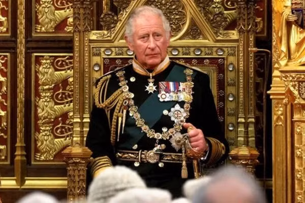 Le dang quang Quoc vuong cua Thai tu Charles dien ra khi nao?-Hinh-2