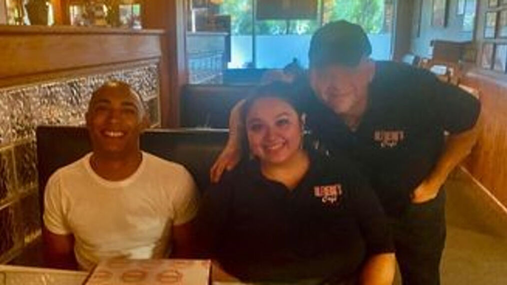 Co nhan vien phuc vu “bong” duoc khach la boa 70 trieu dong