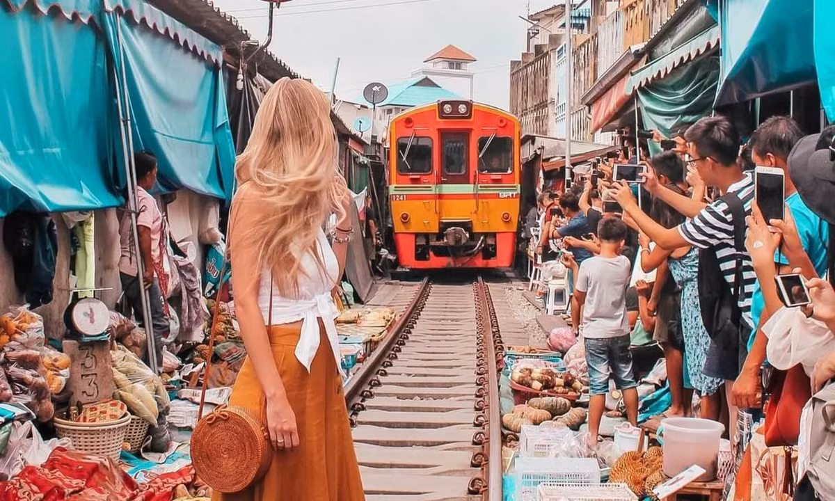  Khu phố đường tàu này trải dài khoảng 100m, nằm ngay gần ga tàu Maeklong, vốn đã tồn tại từ rất lâu trước khi đường ray được hoàn thành vào năm 1904.