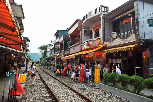 Phố cổ Thập Phần ở Đài Loan: Phố cổ Thập Phần có một tuyến đường sắt dài khoảng 12,9km chạy từ Ruifang đến quận Pingxi, được hoàn thành vào năm 1921 và dùng để vận chuyển than.