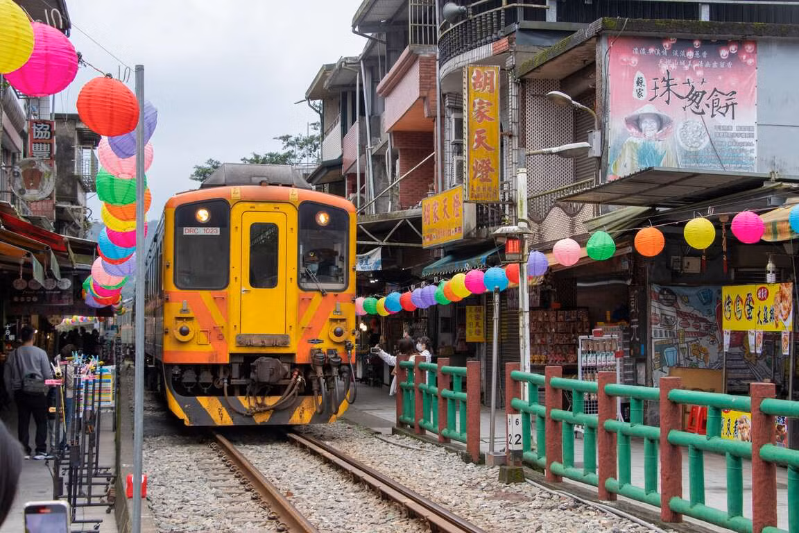 Hiện tại, người dân tận dụng khu vực hai bên đường ray để mở các gian hàng bán đồ lưu niệm và ẩm thực đường phố.