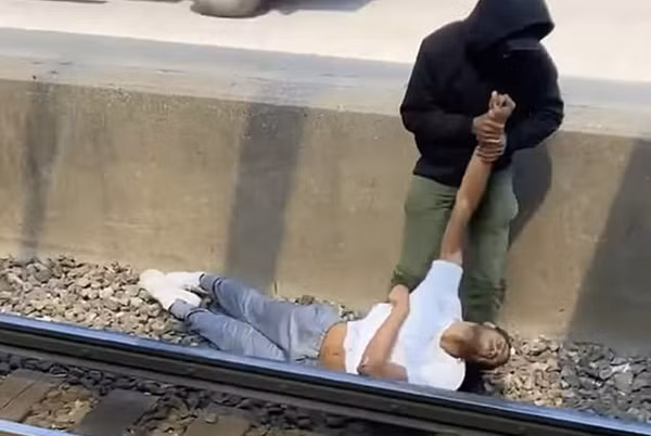 Lao xuong duong ray cuu nguoi, thanh nien duoc tang xe hoi