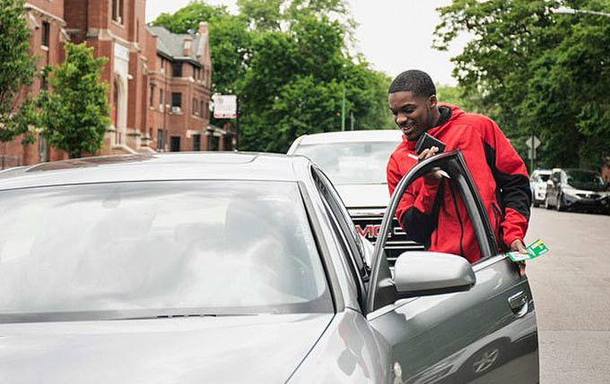 Lao xuong duong ray cuu nguoi, thanh nien duoc tang xe hoi-Hinh-2