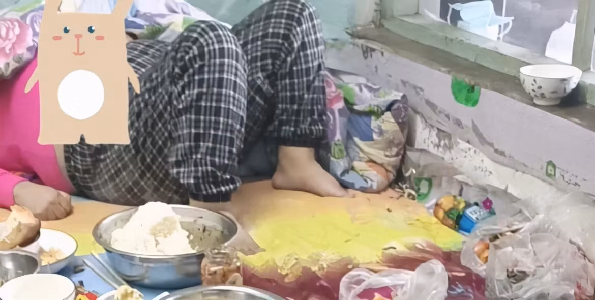 Vo luot dien thoai ca ngay, chong cham soc tan tuy tung ty mot-Hinh-2