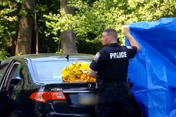 Bo quen con trai tu vong trong xe, nguoi cha tu tu theo