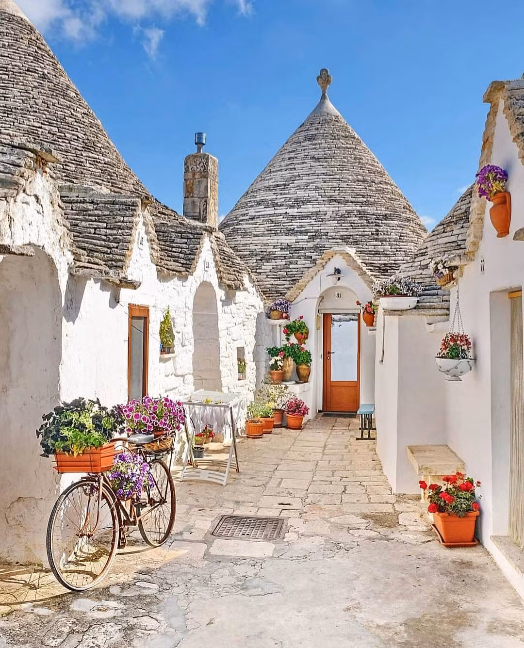 Sau một ngày tản bước thăm quan làng Alberobello mệt lả thì bạn cũng có thể dừng chân để thường thức Piazza de Popolo tại các quán ăn ngoài trời.