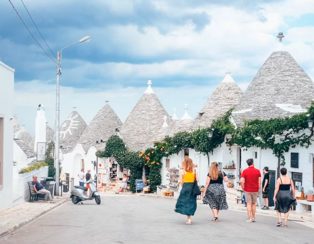 Ngôi làng Alberobello có rất nhiều cửa hàng, quán bar xinh đẹp để du khách có thể thư giãn tại chỗ.