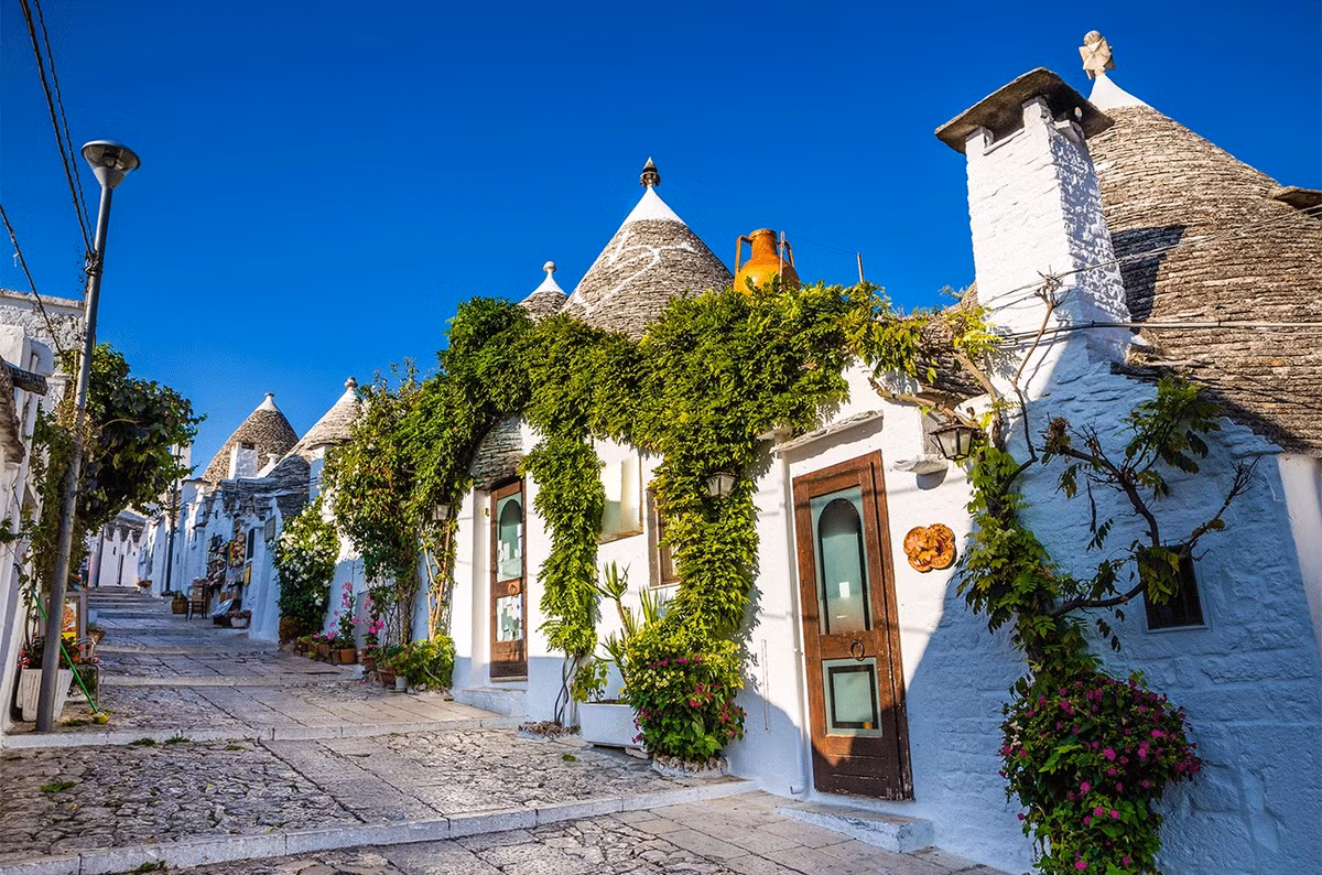Bạn có thể đi du lịch Alberobello quanh năm bởi đặc trưng khí hậu vùng Địa Trung Hải ôn hò, mùa đông thì lạnh nhẹ, mùa hè thì nắng dịu nhẹ và có tới 300 ngày nắng mỗi năm.