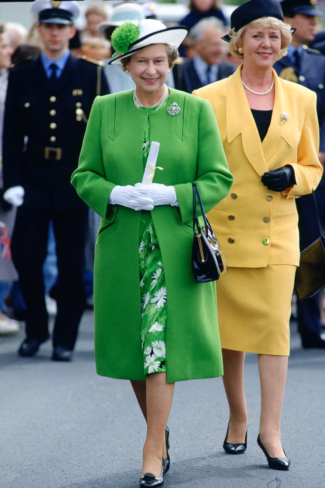 Giai ma cach chon mau trang phuc cua Nu hoang Elizabeth II-Hinh-3