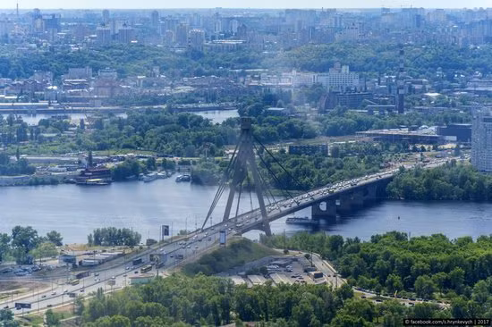 Tương truyền rằng những cặp đôi mà cùng nhau đến cầu Rusanovsky để trao nụ hôn nhất định cả đời sẽ bên nhau hạnh phúc viên mãn.