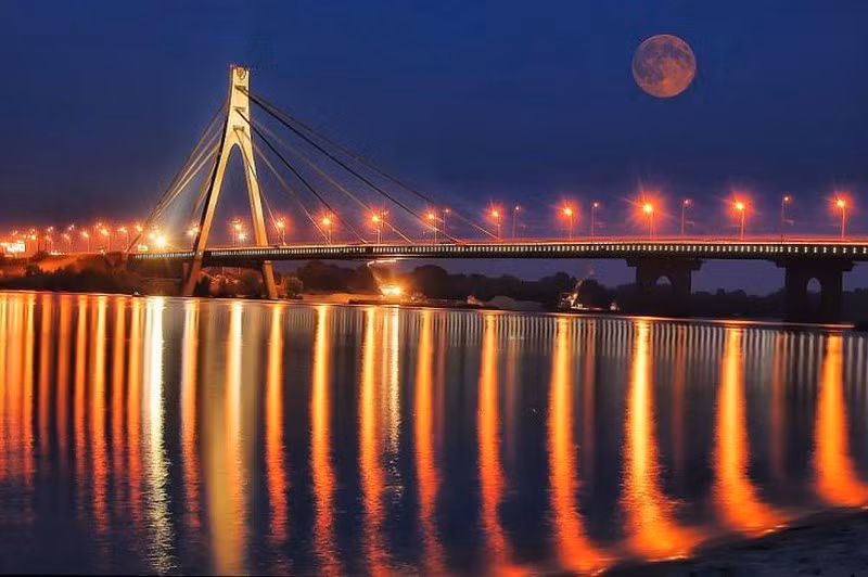 Cầu Rusanovsky ở Kiev có một lịch sử đặc biệt. Rất ít người biết rằng cây cầu này được gọi là cây cầu tình yêu hay cây cầu dành cho những nụ hôn trước cây cầu Parkovy.