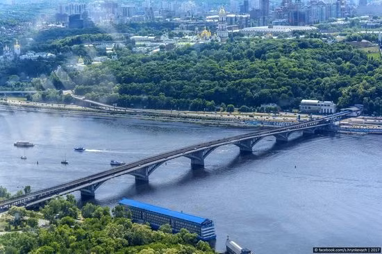 Cầu Metro là cây cầu tàu đường sắt đầu tiên bắc qua sông Dnepr ở Kiev.