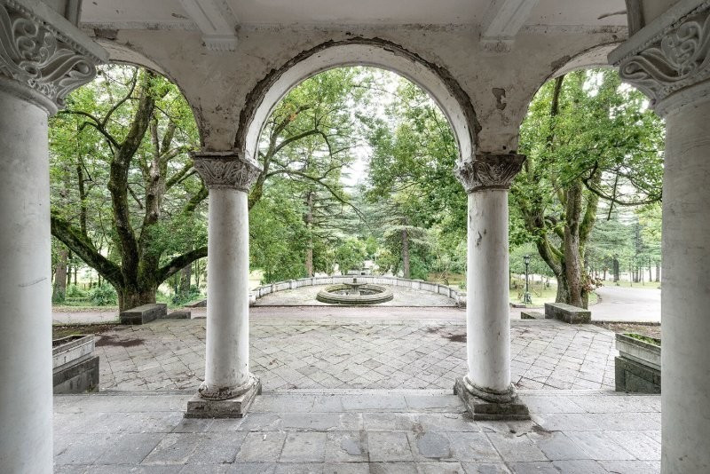 Vào thời điểm còn hoạt động, khu nghỉ dưỡng hạn chế đồ uống có cồn và những hoạt động gây ồn.