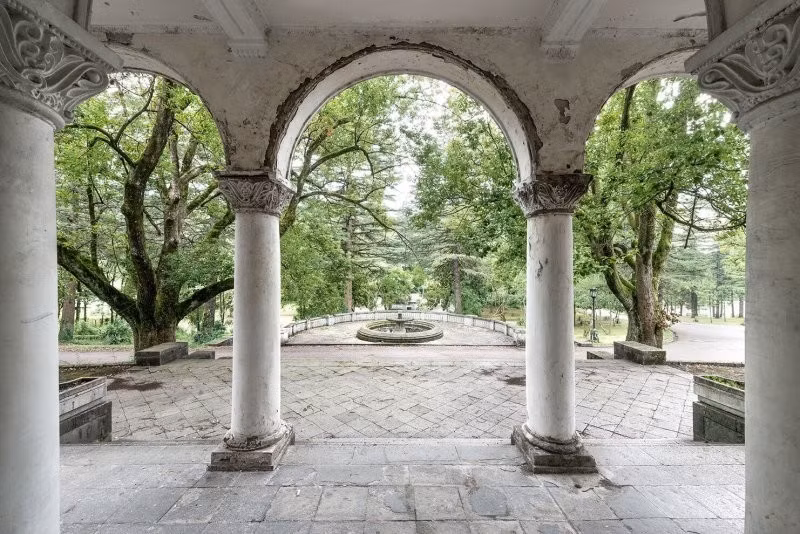 Vào thời điểm còn hoạt động, khu nghỉ dưỡng hạn chế đồ uống có cồn và những hoạt động gây ồn.