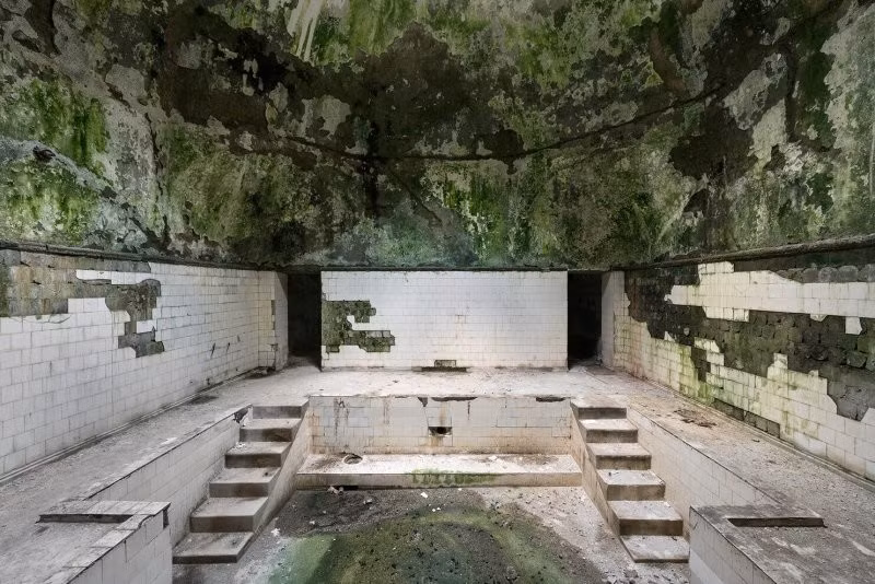 Nhiều công trình trong khu nghỉ dưỡng vốn rất tráng lệ trong 50 năm trước, nay lại bị mục nát, hư hỏng nặng nề.