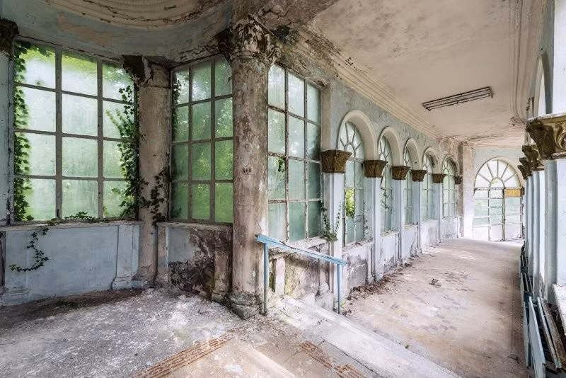 Du khách thường xuyên đến đây để chụp những khung cảnh hoang tàn của khu nghỉ dưỡng bị bỏ hoang này.