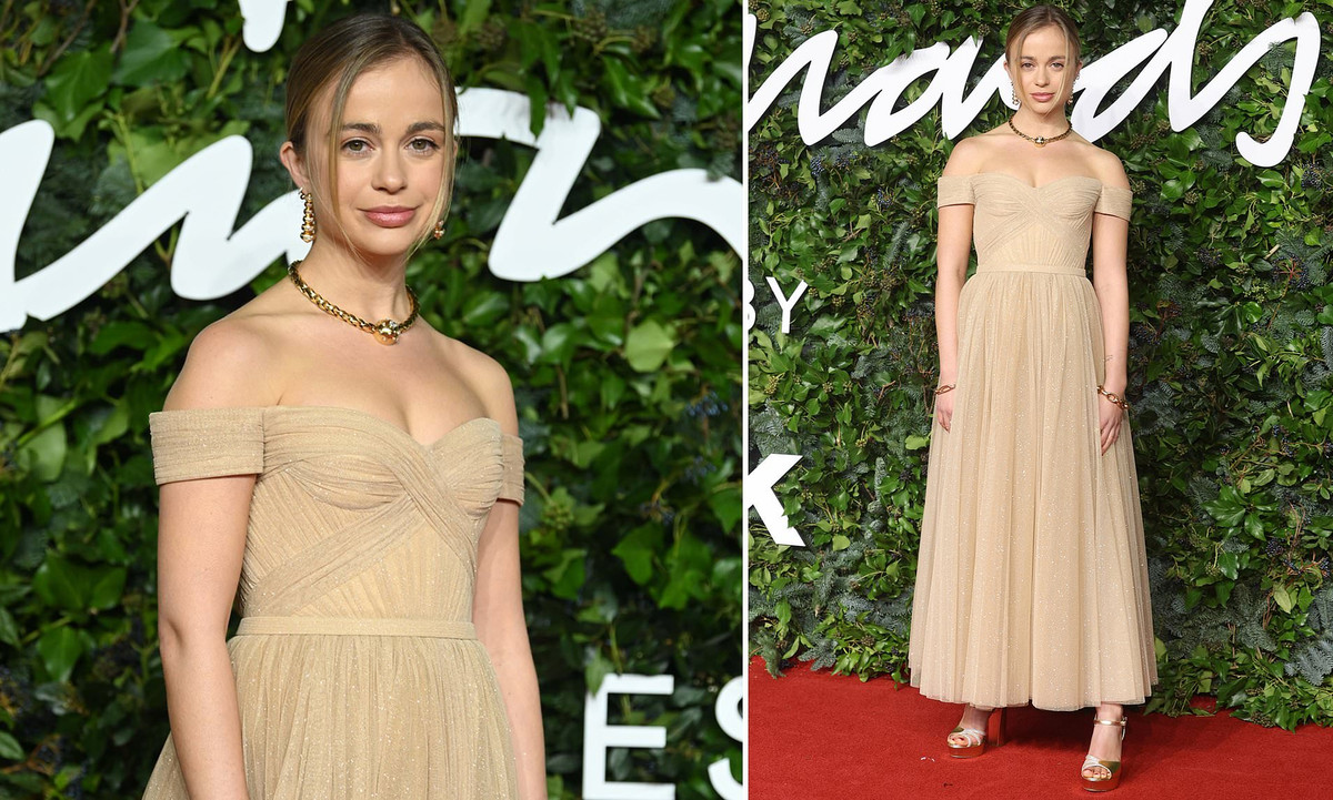 Năm 2017, cô ra mắt trong vai trò là người mẫu mở màn show diễn của thương hiệu Dolce&amp;Gabbana hồi tháng 2 và tháng 9.