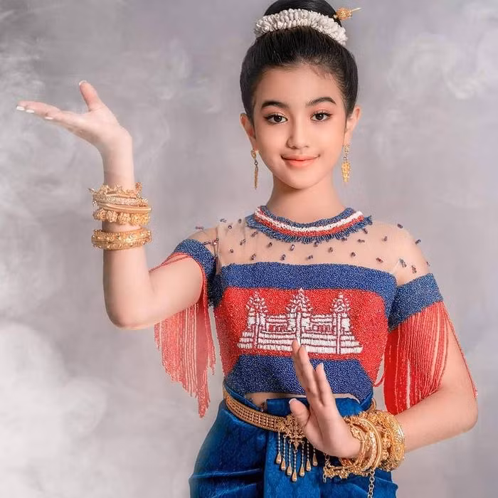 Tài năng xuất chúng của tiểu Công chúa Campuchia biết 5 thứ tiếng - Hình 8 Tai nang xuat chung cua tieu Cong chua Campuchia biet 5 thu tieng-Hinh-8
