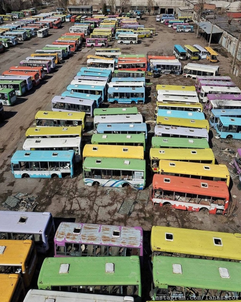 Những chiếc xe dường như đã bị vỡ hết cửa kính và màu sơn cũng đang hoen gỉ.