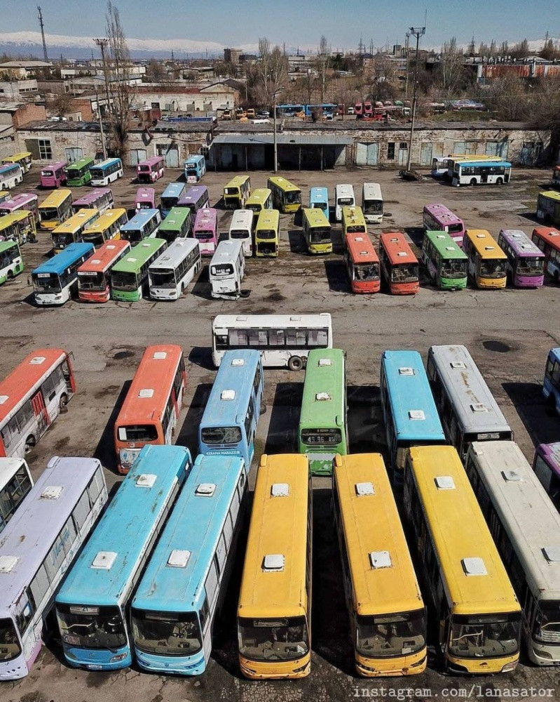 Những chiếc xe màu xanh, vàng, trắng, cam, tím... được xếp xen kẽ nhau.