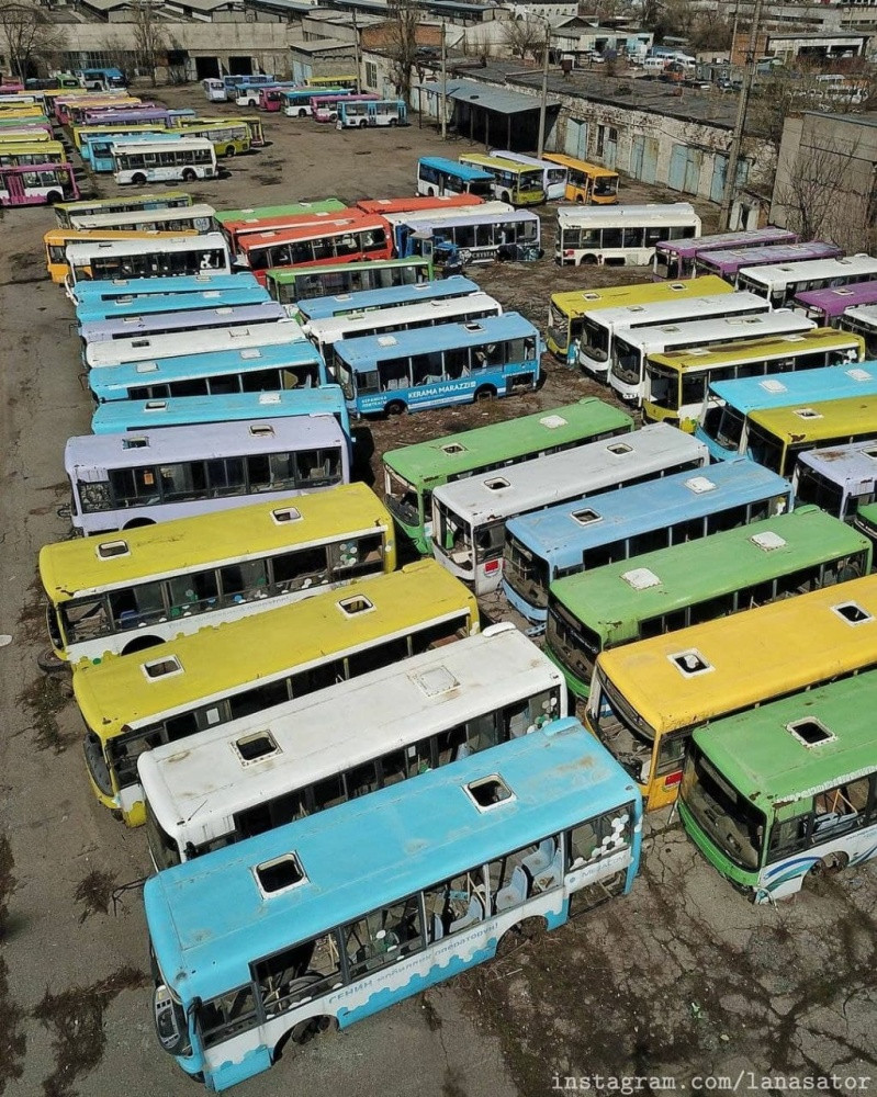 Trạm xe buýt này bắt đầu biến thành một “nghĩa trang” xe buýt hỏng.