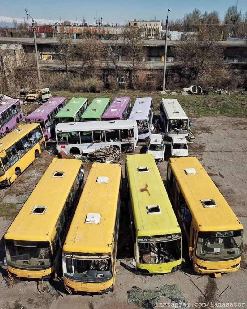 Những chiếc xe đa sắc màu tạo nên một bức tranh màu mè thu hút sự chú ý người xem.